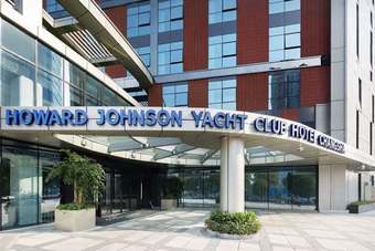 Howard Johnson Yacht Club Hotel