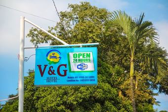 Bed & Breakfast V And G Suites Limay