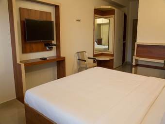 Oyo 9248 Hotel Shrinidhi