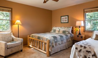 Bed & Breakfast Cedar Crest Lodge