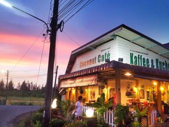 Hotel Coconut Homes & Cafe