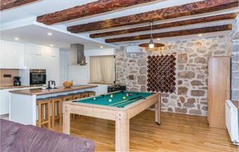 Nine-bedroom Holiday Home In Kaprije