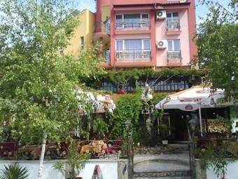 Hostal Vromos Guest House