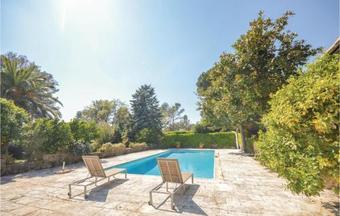 Six-bedroom Holiday Home In Le Rouret