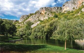 Three-bedroom Holiday Home In Donji Dolac