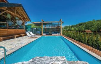 Three-bedroom Holiday Home In Gornji Zvecaj