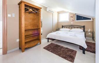 Two-bedroom Holiday Home In Kijevo