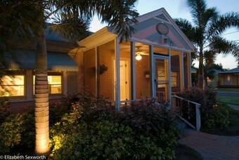 2 Bedroom - Palm Cottage Pets Waterfront District