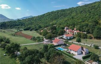 Three-bedroom Holiday Home In Lucane