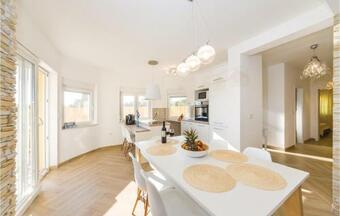 Three-bedroom Holiday Home In Kakma