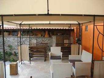 Hostal Guest House & Tavern Pri Chorbadzhiykata (at The Lady's)