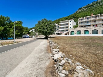 Modern Apartment In Drvenik With Balcony