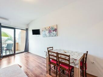 Pleasant Apartment In Posedarje Near Sea