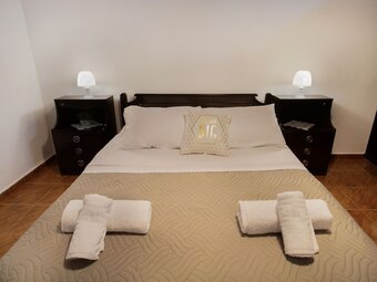 Gorgeous Holiday Home In Arhanes With Balcony