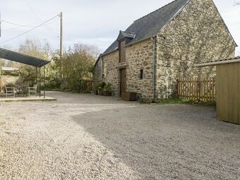 Alluring Holiday Home In Pleudihen-sur-rance With Garden