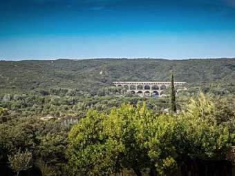 Lavish Holiday Home In Castillon-du-gard With Jacuzzi