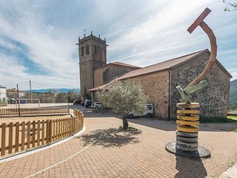 Beautiful Apartment In Herguijuela De La Sierra With Patio