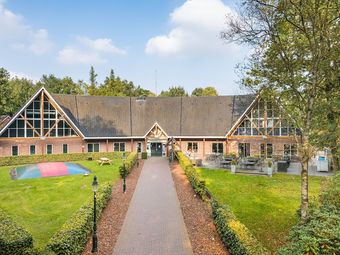 Luxurious Holidayhome With Whirlpool And Sunshower In Nature