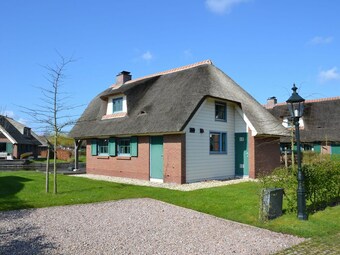Stylish Thatched Villa With Two Bathrooms Near Giethoorn