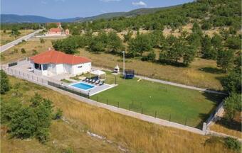 Three-bedroom Holiday Home In Dicmo