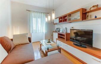 Three-bedroom Holiday Home In Dragozetici