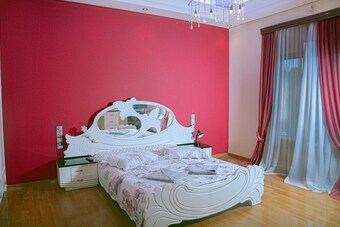 Beautiful Villa With Private Garden And Pool