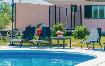 Three-bedroom Holiday Home In Unesic