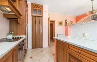 Two-bedroom Apartment In Viskovo