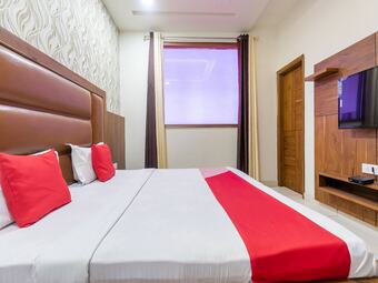 Oyo 42749 Hotel Crown