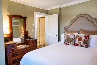 Hotel Burke Manor Inn & Pavilion