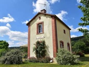 Peaceful Holiday Home In Crux-la-ville With Fenced Garden & Play Equipment