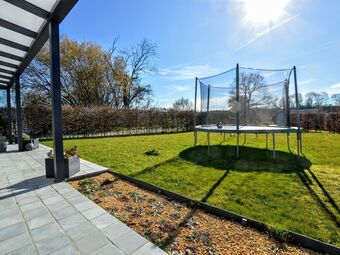 Modern Villa With Private Garden In Awan