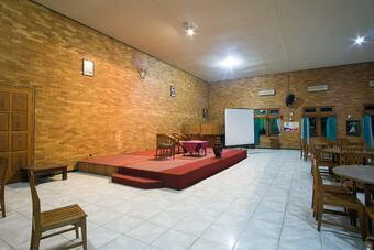 Hotel Reddoorz Plus @ Jalan Raya Pasir Putih