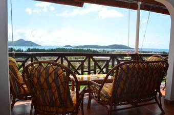 Hostal La Louise Lodge Guest House