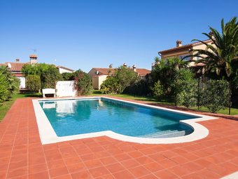 Quaint Holiday Home In Vilacolum With Swimming Pool