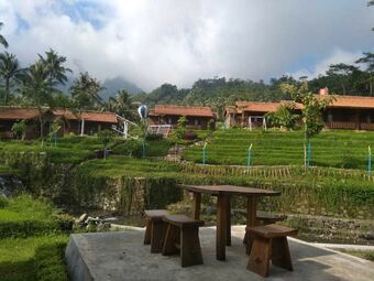 Bed & Breakfast Giritengah Hotel