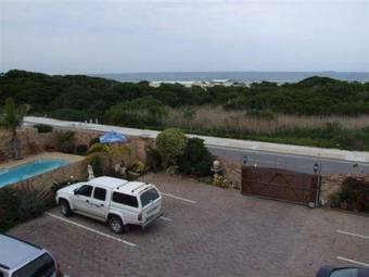 Hostal Bluewater Beachfront Guest House