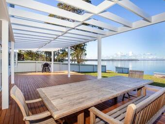 Tranquility Absolute Waterfront - Pet Friendly - 10 Mins To Hyams Beach