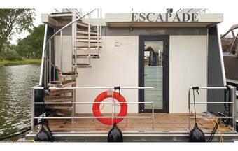 Houseboat Escapade