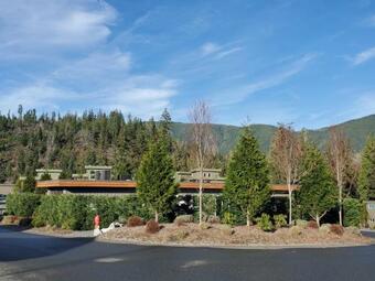 Lake House Getaway - Family Friendly Resort-like Living