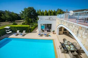 Villa In Giolou Sleeps 6 With Pool And Air Con