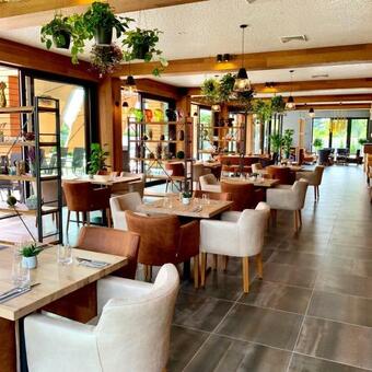 Azza Hotel & Restaurant