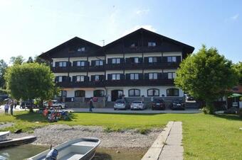 Hostal G�stehaus Gr�n�ugl Am See