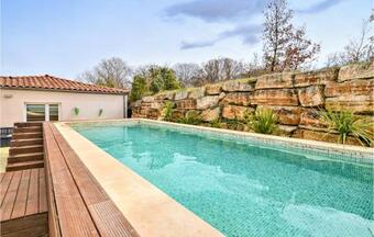 Beautiful Apartment In Carsan With Wifi, Heated Swimming Pool And 2 Bedrooms