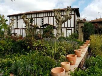 Bed & Breakfast Hostelry Music Repetition