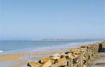 Beautiful Home In Hauteville-sur-mer W/ Wifi And 3 Bedrooms