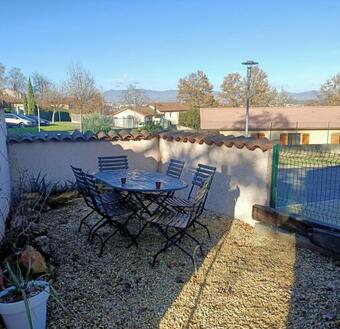 Hostal Studio Des Garennes - Votre Studio Ind�pendant Avec Vue Sur Le Beaujolais