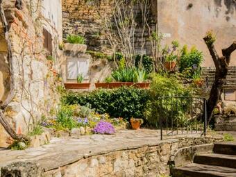 Cozy Holiday Home In Puy-l'ev�que With Terrace