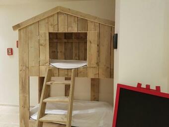 Lavish Apartment In Villes�que-des-corbi�res With Terrace