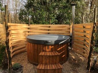 Alfriston Woodland Cabins - Foxes Hollow-hot Tub